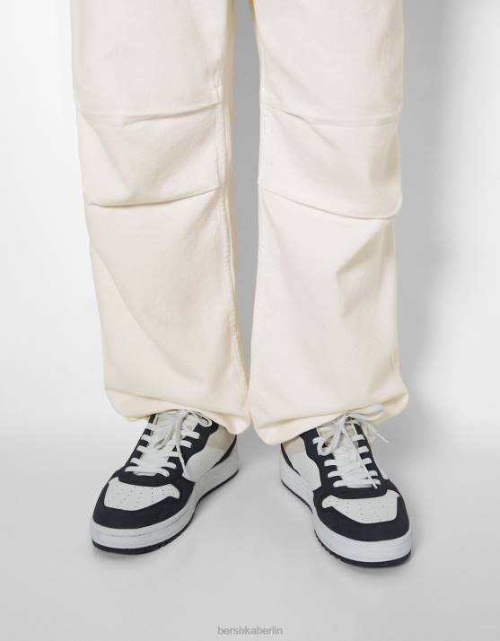 Creme Bershka Männer Fallschirmjeans H00J3115