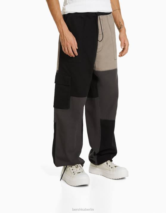 Schwarz Bershka Männer Cargo-Jogginghose in Farbblockoptik H00J3128