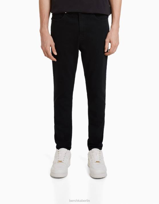 Schwarz Bershka Männer Karottenjeans H00J3157
