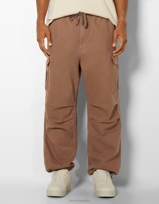 braun Bershka Männer Cargo-Fallschirmjeans H00J3204