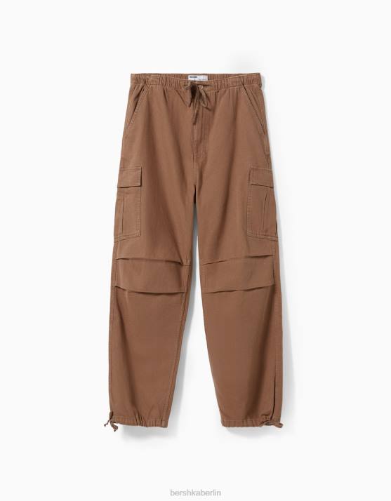 braun Bershka Männer Cargo-Fallschirmjeans H00J3204