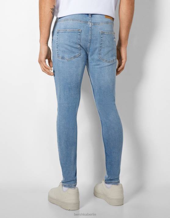 hellblau Bershka Männer Superenge, zerrissene Jeans H00J3167