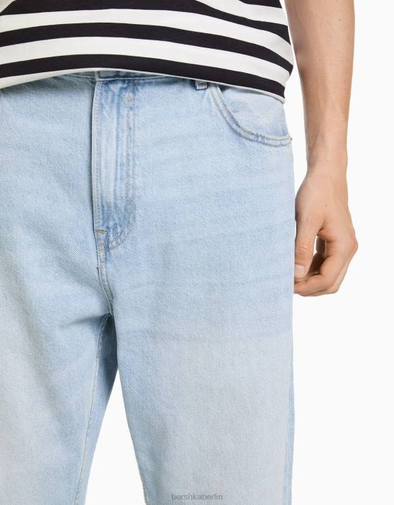 hellblau Bershka Männer locker sitzende Jeans H00J3461