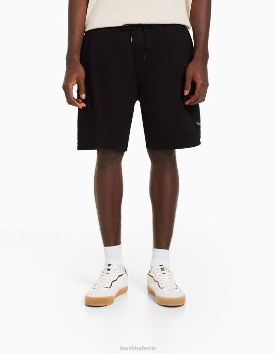 Schwarz Bershka Männer Cargo-Bermuda-Sweatshorts H00J3322