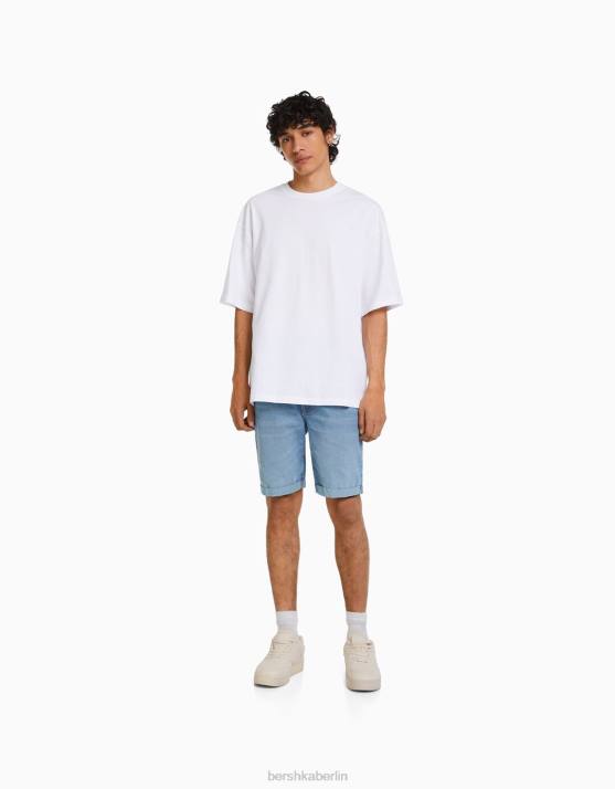 hellblau Bershka Männer Enge, aufgerollte Denim-Bermudashorts H00J3345