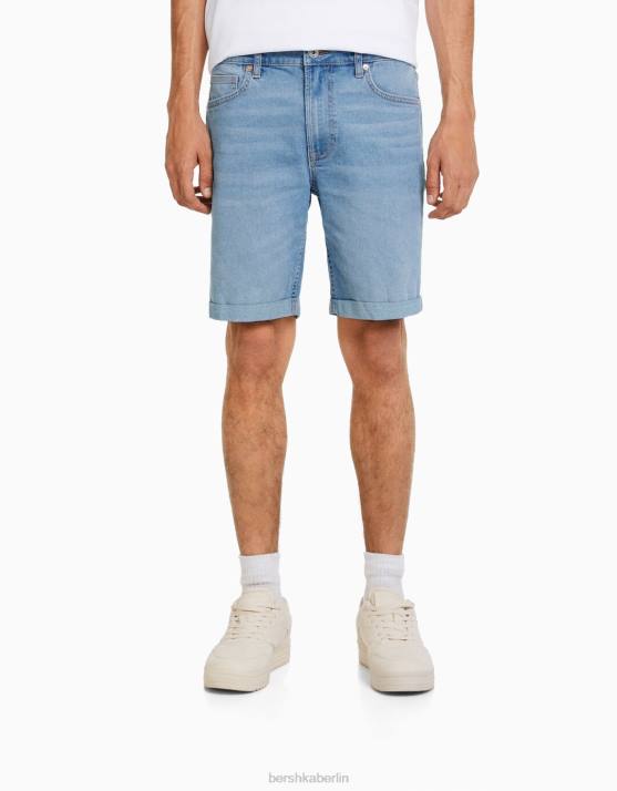 hellblau Bershka Männer Enge, aufgerollte Denim-Bermudashorts H00J3345
