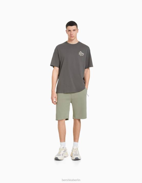 khaki Bershka Männer Plüschige Cargo-Bermudashorts H00J3328