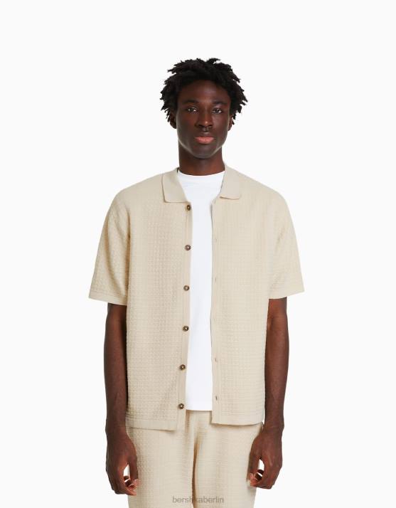 Creme Bershka Männer Set aus strukturiertem Strickhemd und Bermudashorts H00J3440