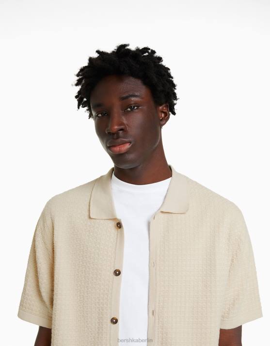 Creme Bershka Männer Set aus strukturiertem Strickhemd und Bermudashorts H00J3440
