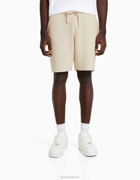 Creme Bershka Männer Set aus strukturiertem Strickhemd und Bermudashorts H00J3440