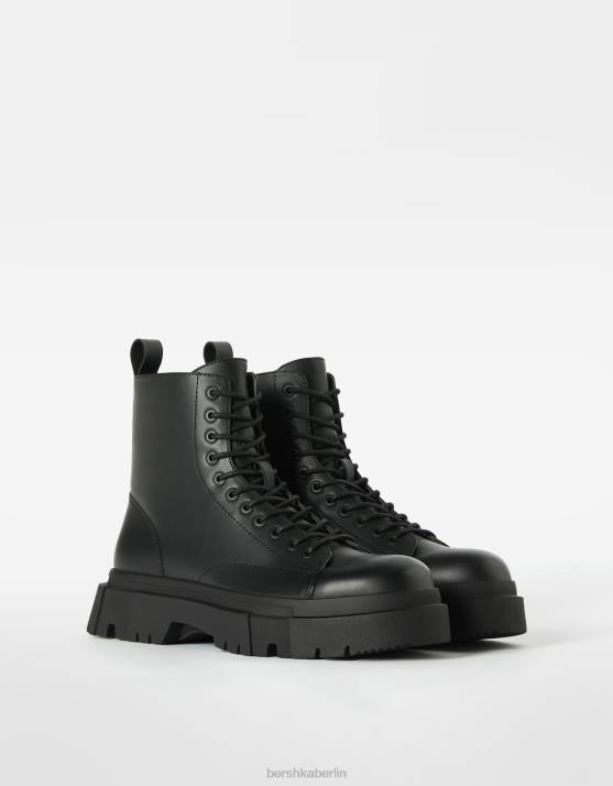 Schwarz Bershka Männer Schnürstiefel mit Bahnsohle H00J3447
