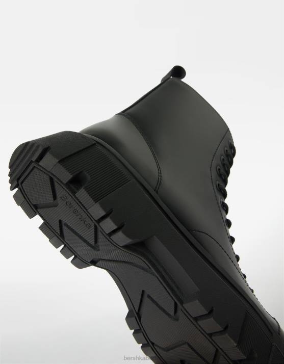 Schwarz Bershka Männer Schnürstiefel mit Bahnsohle H00J3447