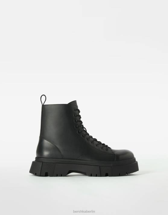 Schwarz Bershka Männer Schnürstiefel mit Bahnsohle H00J3447