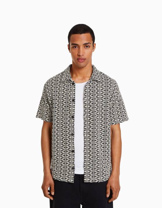 Creme Bershka Männer Bedrucktes Kurzarm-Strickhemd H00J2872