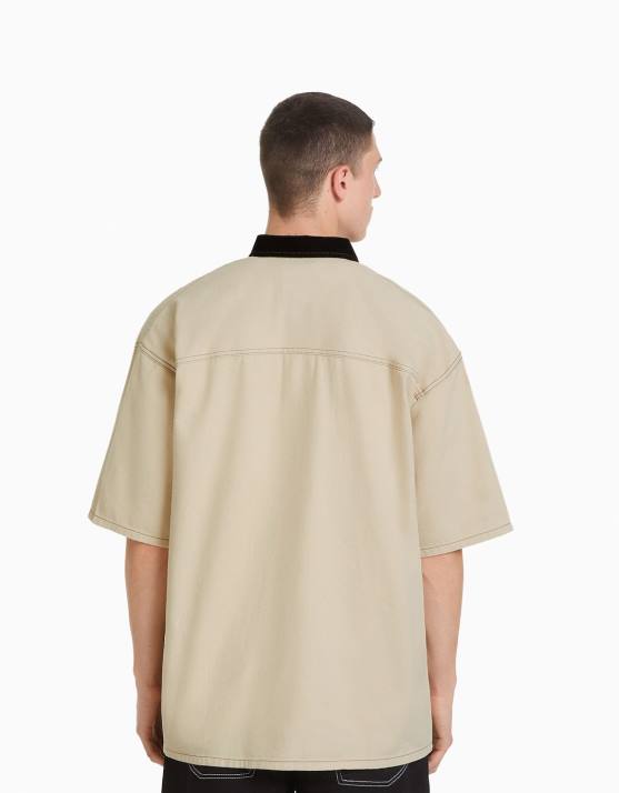 Creme Bershka Männer Kurzärmliges Denim-Arbeiterhemd H00J2882