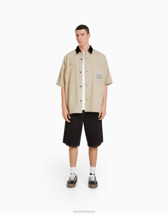 Creme Bershka Männer Kurzärmliges Denim-Arbeiterhemd H00J2882