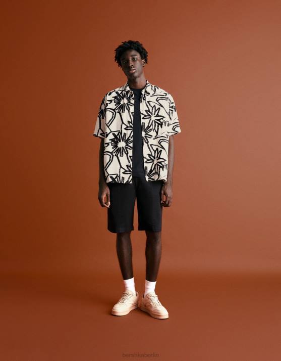 Creme Bershka Männer Kurzarmhemd mit rustikalem Aufdruck H00J2890