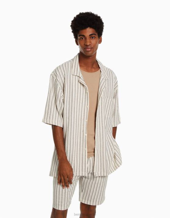 Creme Bershka Männer Rustikales, gestreiftes Kurzarmhemd H00J2925