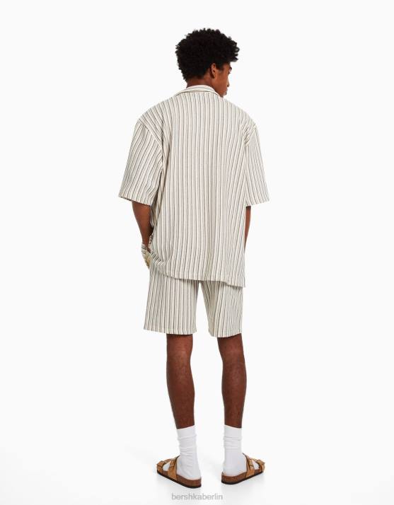Creme Bershka Männer Rustikales, gestreiftes Kurzarmhemd H00J2925