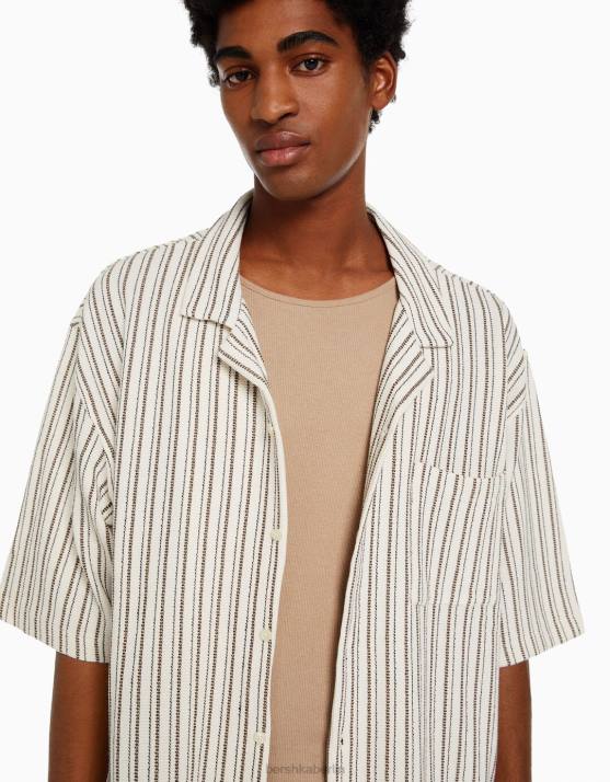 Creme Bershka Männer Rustikales, gestreiftes Kurzarmhemd H00J2925