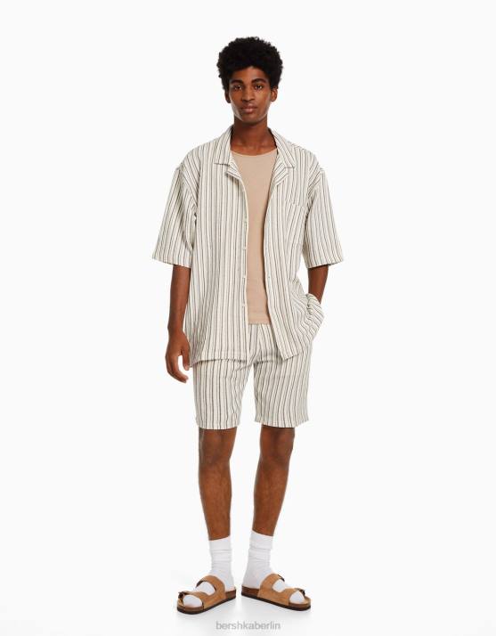 Creme Bershka Männer Rustikales, gestreiftes Kurzarmhemd H00J2925