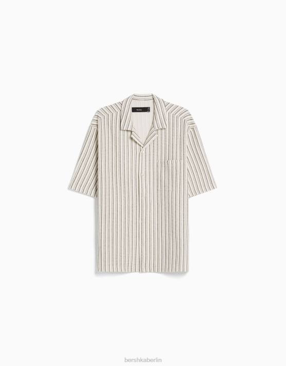 Creme Bershka Männer Rustikales, gestreiftes Kurzarmhemd H00J2925