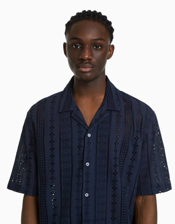 Marine Bershka Männer Kurzarmhemd mit Schweizer Stickerei H00J2880