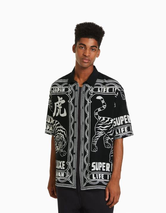 Schwarz Bershka Männer Bedrucktes Kurzarmhemd H00J2860
