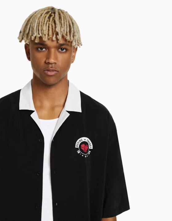 Schwarz Bershka Männer Kurzärmliges Hemd mit kontrastierendem Boxdruck H00J2874