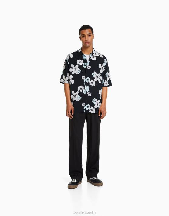 Schwarz Bershka Männer Kurzarmhemd mit Blumendruck H00J2891