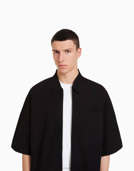 Schwarz Bershka Männer Kurzarmshirt mit Reißverschluss H00J2912