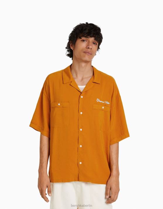 Senf Bershka Männer Kurzarmshirt mit Rückenaufdruck H00J2914