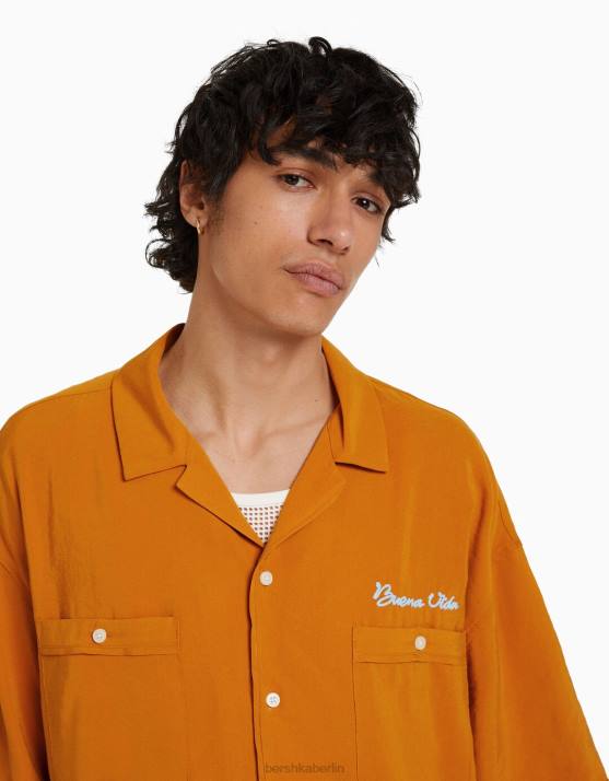 Senf Bershka Männer Kurzarmshirt mit Rückenaufdruck H00J2914