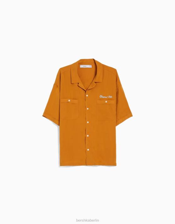 Senf Bershka Männer Kurzarmshirt mit Rückenaufdruck H00J2914