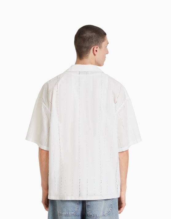 Weiss Bershka Männer Kurzärmliges Hemd mit entspannter Passform und Schweizer Stickerei H00J2923
