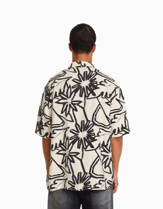 andere Bershka Männer Kurzarmhemd mit rustikalem Aufdruck H00J2892