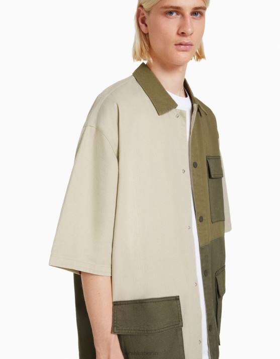 khaki Bershka Männer Kurzärmliges Jeanshemd in Colour-Block-Optik H00J2881
