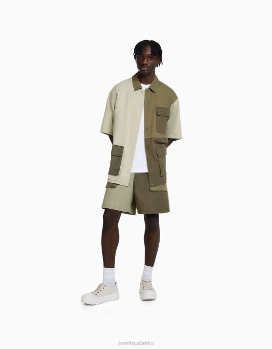 khaki Bershka Männer Kurzärmliges Jeanshemd in Colour-Block-Optik H00J2881