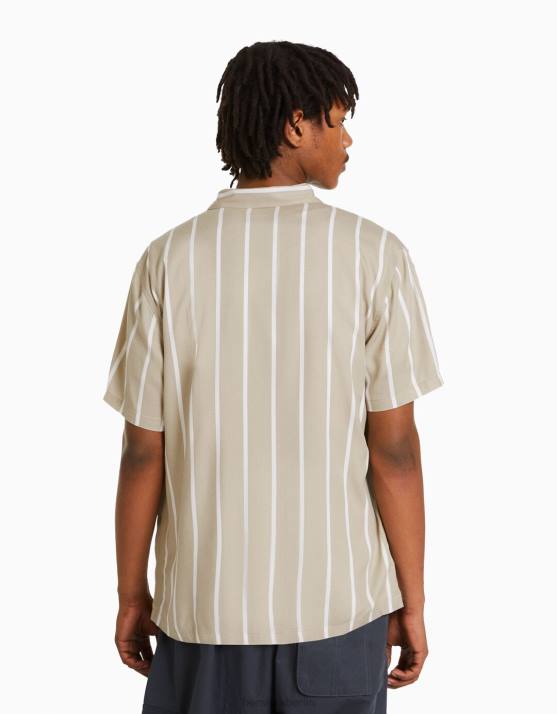 nicht-gerade weiss Bershka Männer Kurzarmhemd aus gestreiftem Twill H00J2931