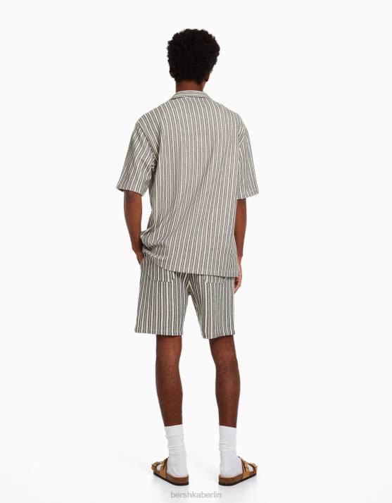 weiß schwarz Bershka Männer Rustikales, gestreiftes Kurzarmhemd H00J2926