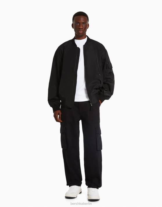 Schwarz Bershka Männer leichte Bomberjacke H00J3050