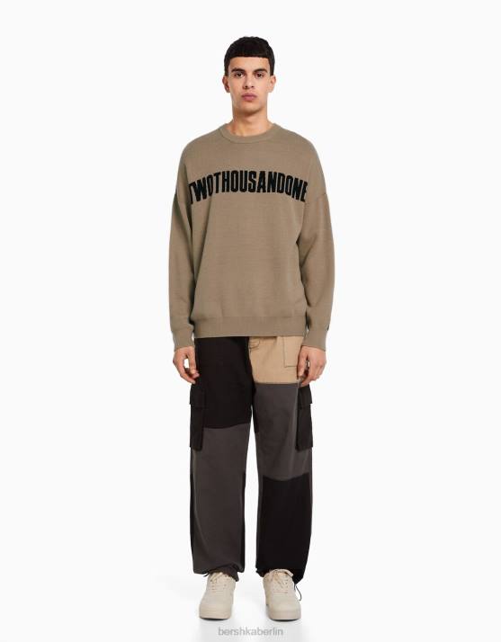 braun Bershka Männer Pullover mit Slogan H00J3010