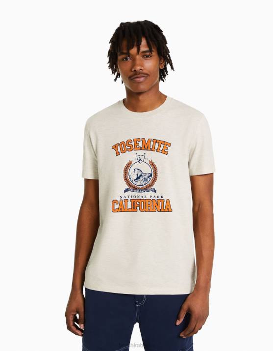 Beige Bershka Männer Kurzarm-T-Shirt mit normaler Passform und Aufdruck H00J2766