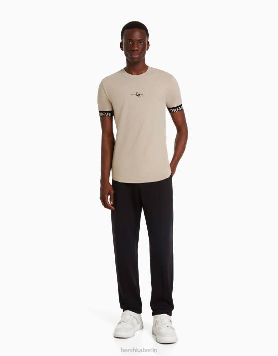 Beige Bershka Männer Muscle-Fit-Kurzarm-T-Shirt mit Streifendetail H00J2690