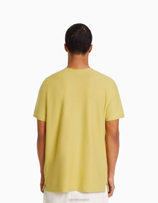 Kalk Bershka Männer Strukturiertes Kurzarm-T-Shirt H00J2770