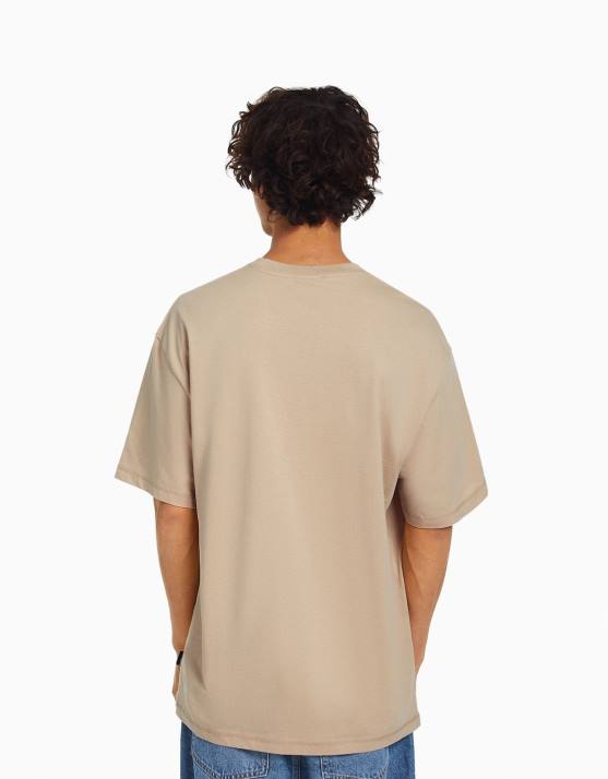 Kamel Bershka Männer Kurzarm-T-Shirt mit normaler Passform und Aufdruck H00J2720