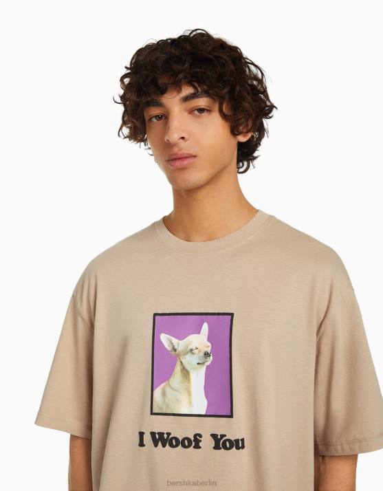 Kamel Bershka Männer Kurzarm-T-Shirt mit normaler Passform und Aufdruck H00J2720