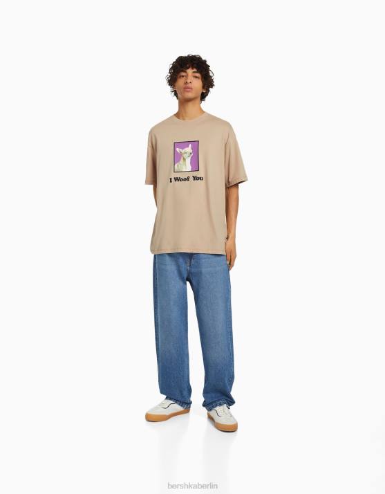 Kamel Bershka Männer Kurzarm-T-Shirt mit normaler Passform und Aufdruck H00J2720