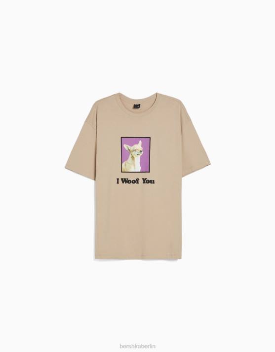 Kamel Bershka Männer Kurzarm-T-Shirt mit normaler Passform und Aufdruck H00J2720