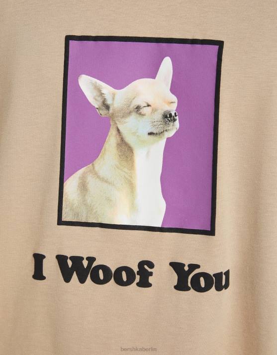 Kamel Bershka Männer Kurzarm-T-Shirt mit normaler Passform und Aufdruck H00J2720